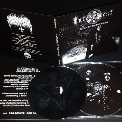 Capa e disco de CD de música metal com design preto e branco, figuras escuras e texto gótico