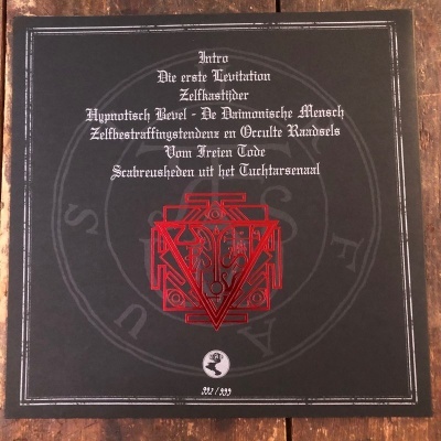 Capa preta de álbum em vinil com texto branco e símbolo vermelho complexo no centro