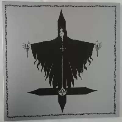 Ilustração preto e branco de figura com capa e pentagrama em quadro com borda de espinhos