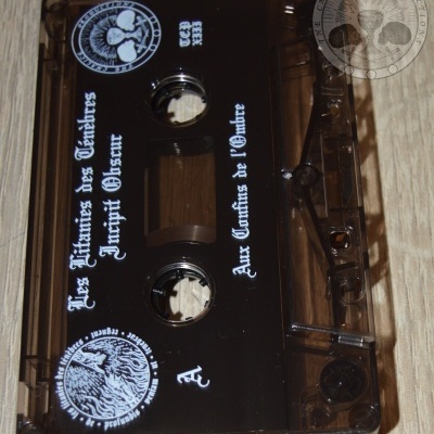 Cassete preto transparente com texto e símbolos brancos sobre madeira clara