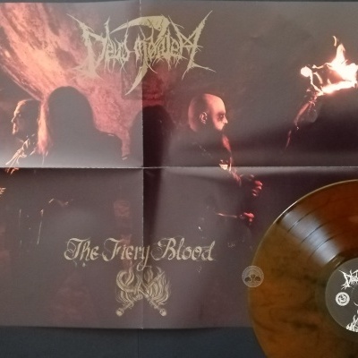 Vinil castanho translúcido com poster de banda Deathchain e texto The Fiery Blood