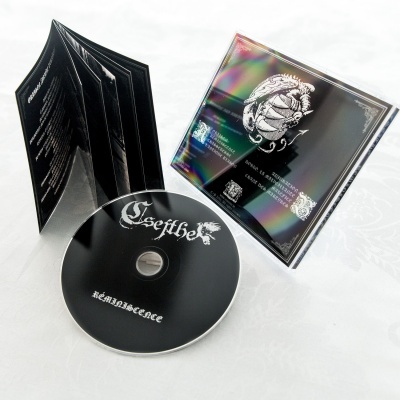 CD preto com arte em branco e encarte preto com texto branco