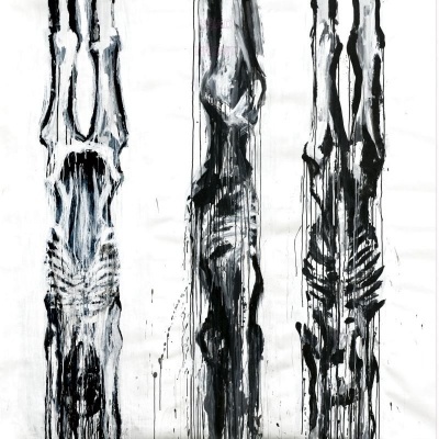 Quadro abstrato preto e branco com figuras verticais longas e texturas gotejantes