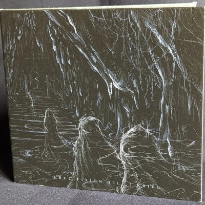 Capa de CD com ilustração a traço branco e texto CRUCIFIXION BELL KRIEG