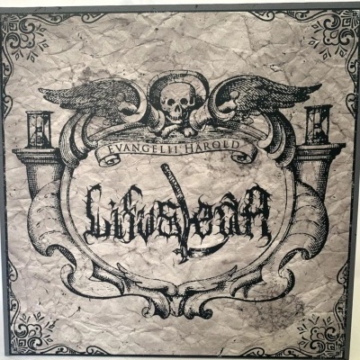 Capa de álbum com caveira alada, castiçais e textos EVANGELII HAROLD e SCHWARZWALD em estilo gótico