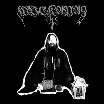 Capa de álbum preto com texto estilizado branco e homem com manto e lanterna