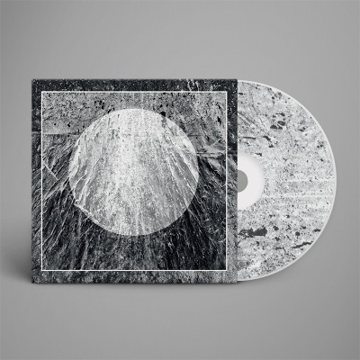 CD e capa com design em textura cinza tipo pedra com círculo branco.