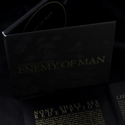 Livro preto com texto dourado 'ENEMY OF MAN' em fundo escuro