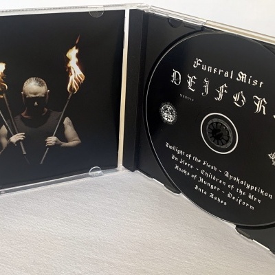 CD Funeral Mist DEIFIRIS com embalagem aberta e imagem de figura com tochas na capa