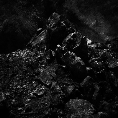 pedaços de carvão mineral preto brilhante amontoados em ambiente escuro