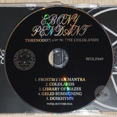 CD musical Ebony Pendant Threnodies from the Coldlands em caixa preta com símbolo branco.