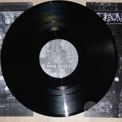Vinil preto com capa dupla em preto e branco mostrando fotos da banda Final Dose e nomes dos membros com instrumentos.