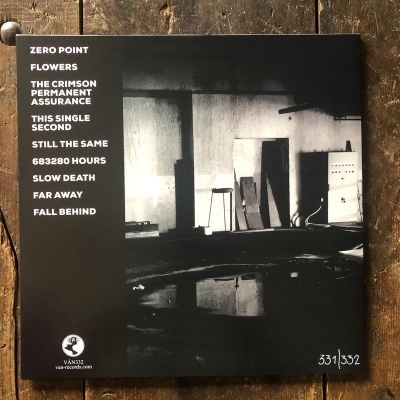 Capa de álbum em preto e branco com texto listado e número de edição limitada