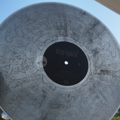 Disco vinil transparente com padrão cinza e preto ao ar livre