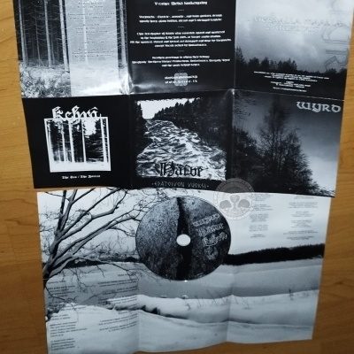 Álbum de música CD com capas a preto e branco mostrando florestas, rios e texto em inglês