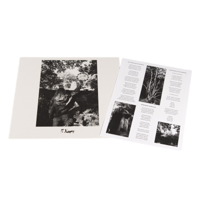 Discos de vinil com capas brancas e fotos em preto e branco