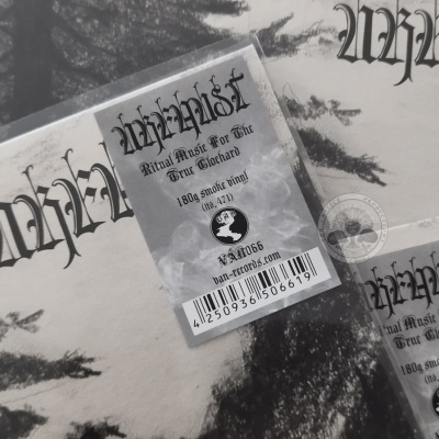 Vários CDs com capas pretas e brancas com texto gótico e autocolante com texto em inglês.