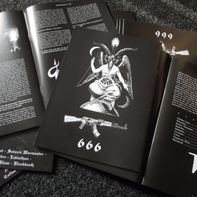 Livros ou revistas pretas com texto branco e imagens de bode com chifres, armas, números 666 e 999
