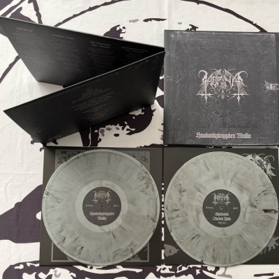 Vinil duplo cinza e preto marmoreado com capa preta e texto Haudankylmyyden Mailla