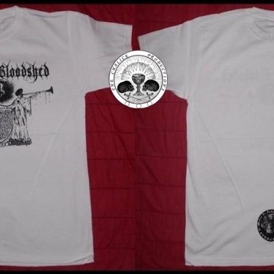 Camiseta branca com estampado preto 'Celestial Bloodshed' e logótipo na parte traseira.
