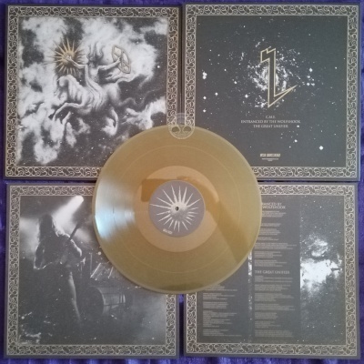 Disco de vinil âmbar com quatro capas ilustradas em fundo roxo