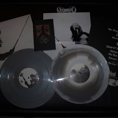 Dois discos de vinil transparentes com capas ilustradas de guerreiro e lista de músicas