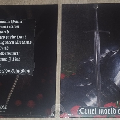 Capa e contracapa do álbum Cruel world of dreams and fears da banda Draugveil com armadura e rosas vermelhas