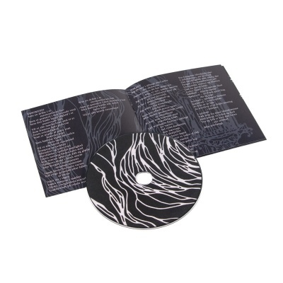CD com padrão preto e branco e livrinho desdobrável com texto em dinamarquês