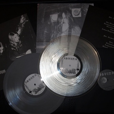 Dois discos de vinil e capas em preto e branco com imagens de banda e texto