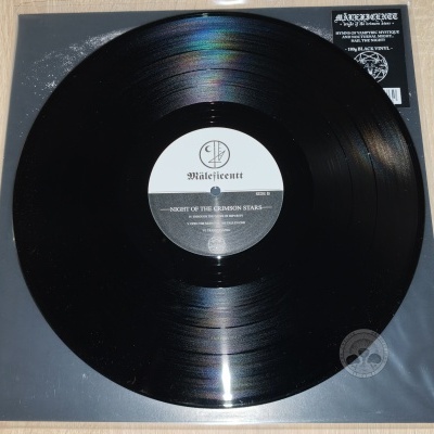Disco de vinil Maleficentt Night of the Crimson Stars preto com etiqueta central e capa cinza com texto e selo
