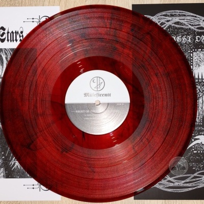 Vinil vermelho translúcido com folhas impressas a preto e branco