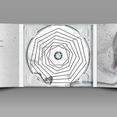 Capa de CD aberta com arte abstrata branca e cinzenta, disco com padrão geométrico preto e texto impresso no interior