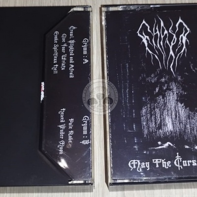 Duas caixas de cassete pretas com fita cassete e texto legível