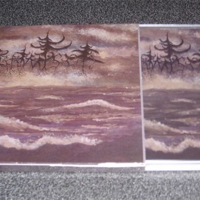 Capa de CD com paisagem abstrata em castanho, púrpura e branco mostrando árvores, lua e ondas no mar.