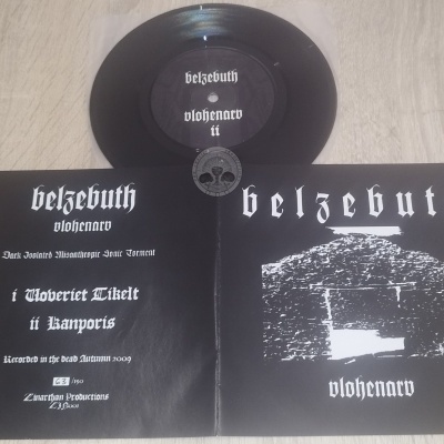 Vinil preto com capa aberta e disco, texto branco Belzebuth Vlohenarv II, imagem de construção na capa.