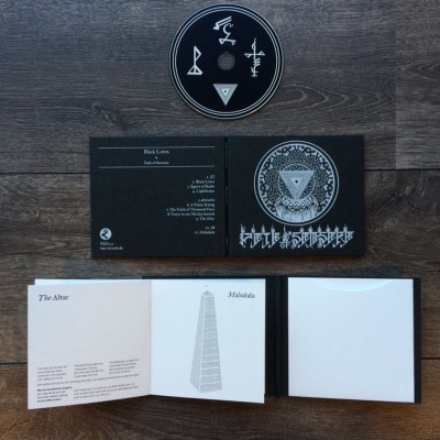 CD preto com símbolos brancos, estojo aberto com capa e lista de faixas, livreto branco com texto e ilustração, em fundo de madeira escura.