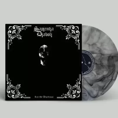 Vinil cinza marmoreado com capa preta decorada com ornamentos brancos e texto Sapientia Diaboli e For the Darkness