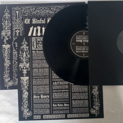 Discos de vinil pretos e capas de papel estampadas com texto e ilustrações brancas