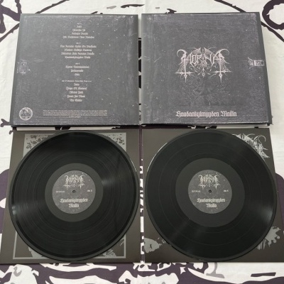 Vinil duplo preto com capa cinza escuro e texto branco da banda Horna