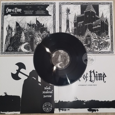Disco vinil preto com capa aberta e ilustrações e texto preto e branco.