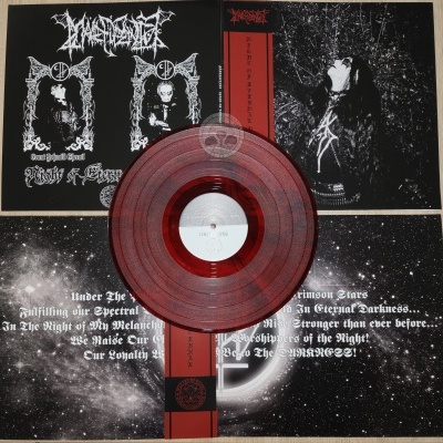 Disco de vinil vermelho translúcido com capa dupla preta e vermelha com texto NIGHT OF ETERNAL DARKNESS