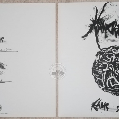 Discos com capa branca e desenhos pretos de banda musical Kralik