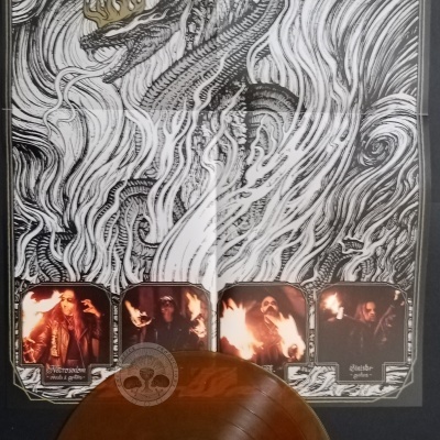 Disco de vinil castanho com poster preto e branco com desenho detalhado e fotos de músicos