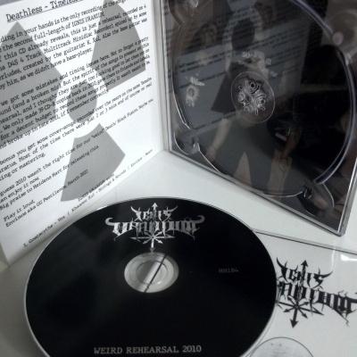 CD preto e branco WEIRD REHEARSAL 2010 com encarte em embalagem aberta