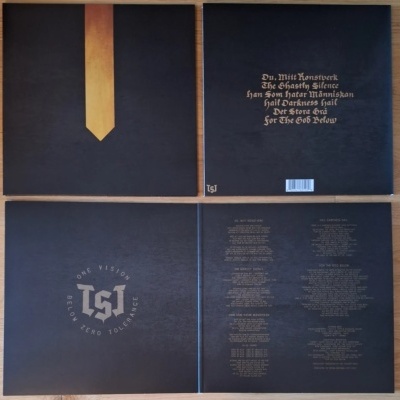 Quatro capas de vinil pretas com texto dourado e branco sobre mesa de madeira