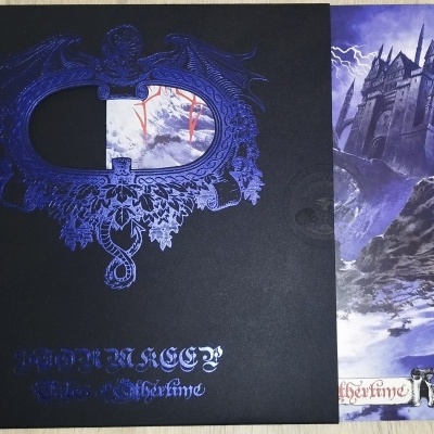 Capa de álbum preto com padrão azul e texto azul refletivo 'THERION Gothic Kabbalah' e folheto com castelo gótico