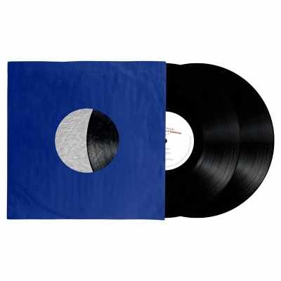 Disco de vinil preto em capa azul com círculo recortado