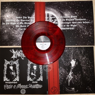 Vinil vermelho translúcido e capa dupla aberta com fundo espacial e imagens em preto e branco de banda