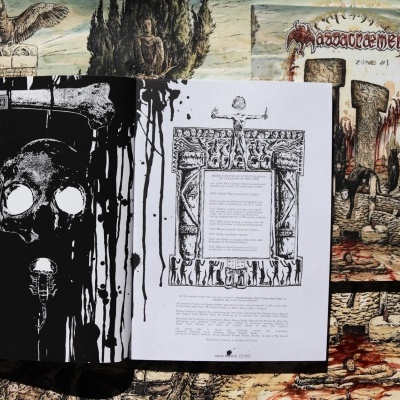 Livro aberto com ilustrações e textos em preto, branco e cinza sobre superfície desenhada em tons castanhos e cinzentos