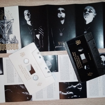 Cassete de áudio preto e branco com folheto desdobrável preto e branco contendo fotos e texto